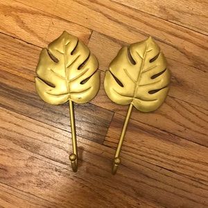 Rustic look monstera leaf wall hooks
